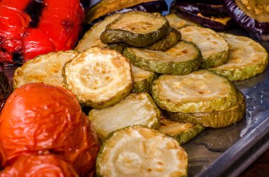 Sebze Izgara kabak ve bir ızgarada pişmiş biber