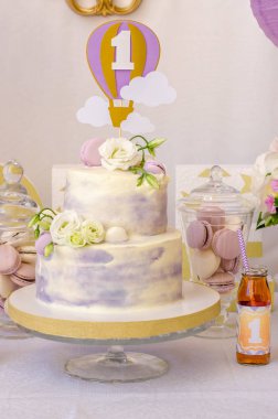  el yapımı kek yenilebilir çiçekler mor tonlarda dekore edilmiş