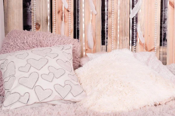 Bett mit weichen Kissen und Baldachinen und weißem Traumfänger — Stockfoto