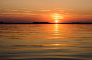 Gölde gün batımı. 