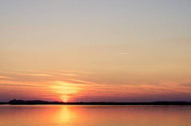 Gölde gün batımı. 