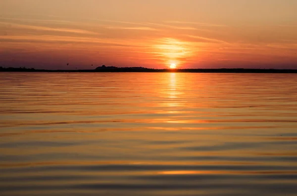 Puesta de sol en el lago. — Foto de Stock