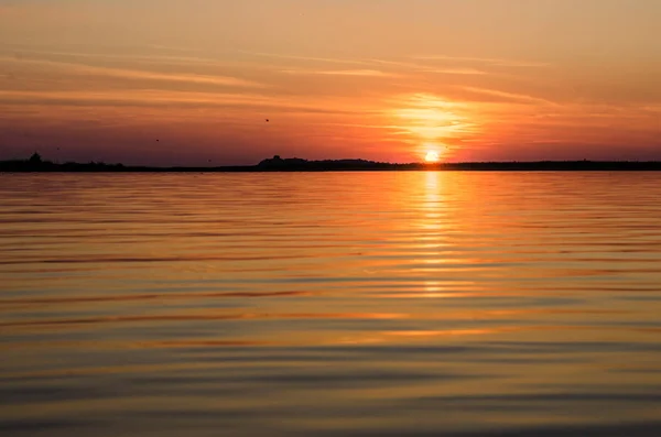 Puesta de sol en el lago. — Foto de Stock