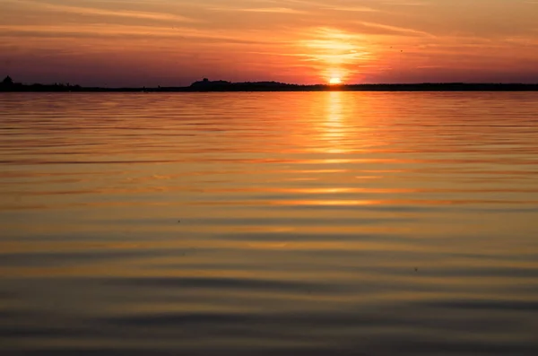 Puesta de sol en el lago. — Foto de Stock