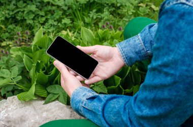  Cep telefonu elinde bir genç yenilikçi iş adamı