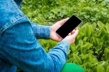  Cep telefonu elinde bir genç yenilikçi iş adamı