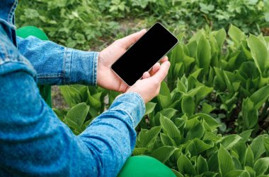  Cep telefonu elinde bir genç yenilikçi iş adamı