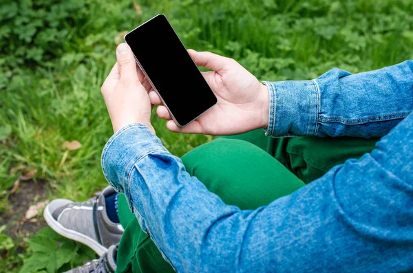 Teléfono móvil en las manos un joven hombre de negocios hipster — Foto de Stock