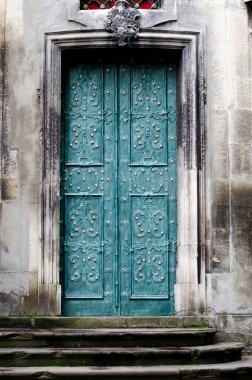 kabarık metalik yeşil-mavi portal arka plan barok ayrıntılarla ve düğmeleri ve metal altın çiçek olan