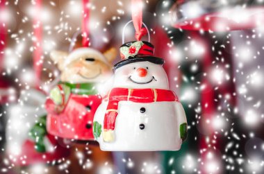 Seramik ile kardan adam. Noel oyuncak. Düşen kar. Peri masalı