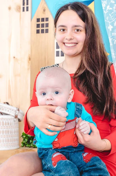 Yeni Doğan Bebek Çocuğu Bir Genç Güzel Sağlıklı Mutlu Anne — Stok fotoğraf