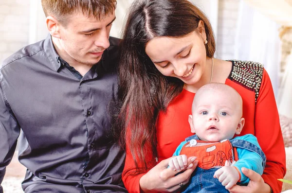 Genç Sağlıklı Anne Baba Holding Yeni Doğan Oğlu Chaild Oda — Stok fotoğraf