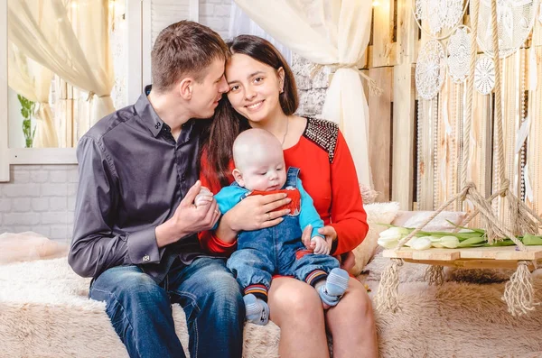 Genç Sağlıklı Anne Baba Holding Yeni Doğan Oğlu Chaild Oda — Stok fotoğraf
