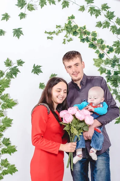Genç Sağlıklı Anne Baba Holding Yeni Doğan Oğlu Chaild Oda — Stok fotoğraf