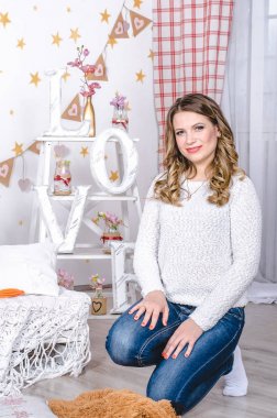 Güzel şık moda gülümseyen kadın kapatmak. Sevgililer günü dekorasyon iç.