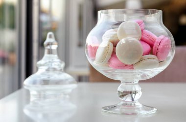 Bir tabloda bir muhteşem restoranda düğün salonu zemin üzerine cam vazoda macarons. Tatlı macarons. Üstten Görünüm kopya alanı ile. Parti tatlılar. Mutlu lüks doğum günü ve düğün kavramı.