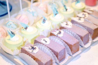 Lezzetli düğün beyaz tablee üzerine nane ve kahverengi şeker şeker. Şeker çubuğu desser. Helloween tatlılar.