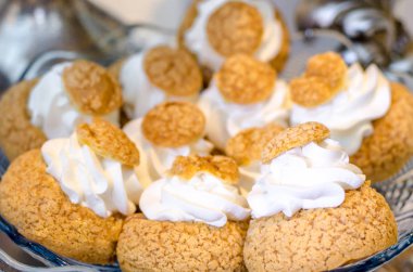 Cam plaka üzerinde beyaz krema ile kum hamur gelen lezzetli düğün Resepsiyon tatlılar tatlı. Şeker çubuğu desser.