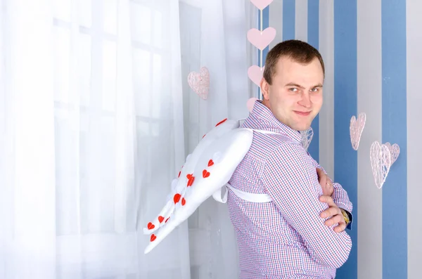 Uśmiechający Się Sexy Młody Człowiek Stylowy Skrzydłami Plecach Walentynki Anioła — Zdjęcie stockowe