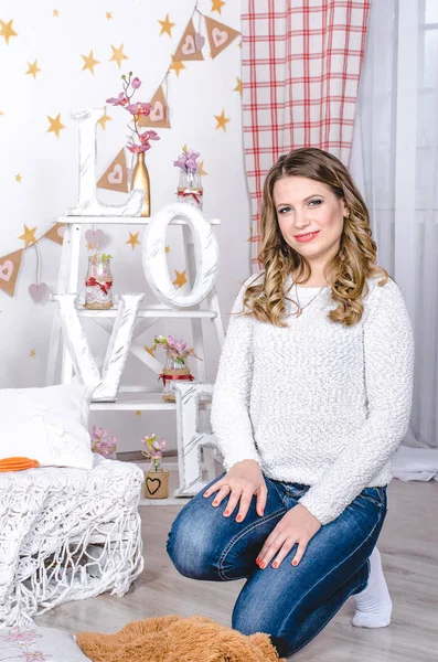 Güzel şık moda gülümseyen kadın kapatmak. Sevgililer günü dekorasyon iç.