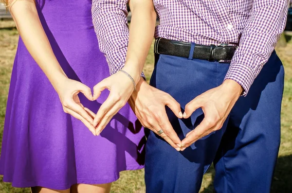 Valentijnsdag Trendy Kleur Ultra Violet Handen Van Man Vrouw Weergeven — Stockfoto