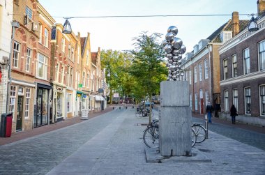 Dordrecht, Hollanda - 17 Ekim 2014: Cephe zarif tuğla binalar ve sokak eski şehir ile anıt Kanallar Dordrecht Hollanda tarihi merkezinde Mağazalar ev sahipliği yapmaktadır. Güney Hollanda.