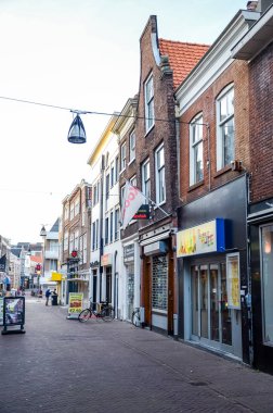 Dordrecht, Hollanda - 17 Ekim 2014: Cephe zarif tuğla binalar ve evler dükkanlar Kanallar Dordrecht Hollanda tarihi merkezde sokak tarihi kent. Güney Hollanda.