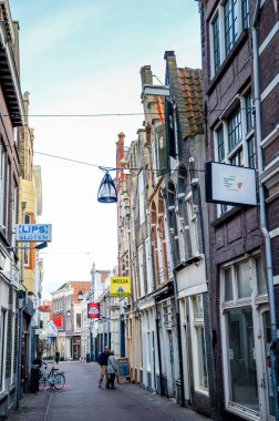 Dordrecht, Hollanda - 17 Ekim 2014: Cephe zarif tuğla binalar ve evler dükkanlar Kanallar Dordrecht Hollanda tarihi merkezde sokak tarihi kent. Güney Hollanda.