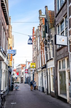 Dordrecht, Hollanda - 17 Ekim 2014: Cephe zarif tuğla binalar ve evler dükkanlar Kanallar Dordrecht Hollanda tarihi merkezde sokak tarihi kent. Güney Hollanda.