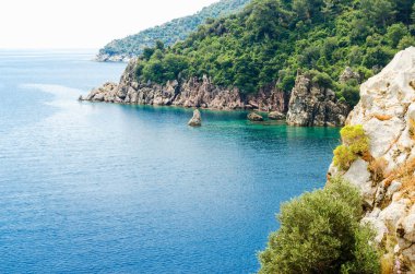 Ada okyanus ve kayalar yaz dinlenme panorama arka planda dağlar deniz koyu mavi sakin ruh halinde meslek vahşi doğa turizm seyahat liner Marmaris, Ichmeler Türkiye