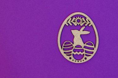 Paskalya yumurtaları ile kontrplak dekoratif Paskalya tavşan iç dekor ultra violet yıl arka plan rengine yatıyor. Paskalya bahar konseri.