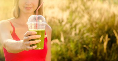 Diyet. İçki organik güler yüzlü. Sağlıklı kadın içki taze yeşil Detoks vitamini sebze suyu gülümseyerek. Sağlıklı uygun spor yaşam tarzı vejetaryen yemek. Beslenme kavramı apple kale shpinach nane