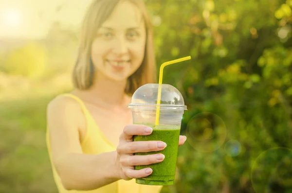 Dieta Bebe Batido Orgánico Mujer Sana Sonriente Bebiendo Jugo Verduras — Foto de Stock