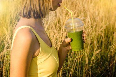 Diyet. İçki organik güler yüzlü. Sağlıklı kadın içki taze yeşil Detoks vitamini sebze suyu gülümseyerek. Sağlıklı uygun spor yaşam tarzı vejetaryen yemek. Beslenme kavramı apple kale shpinach nane