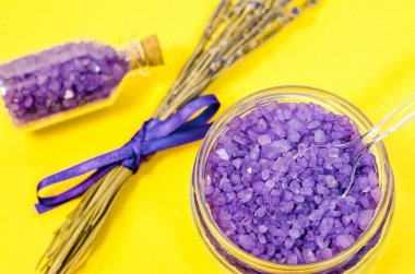 Aroma deniz spa kozmetik lavanta ekstresi banyo doğal mineral tedavi kurutulmuş lavanta görünümü yakın konsept ultra violer renk eğilim yıl mor sarı arka plan tuz