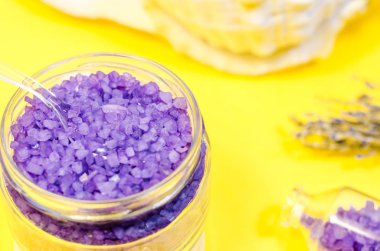 Aroma deniz spa kozmetik lavanta ekstresi banyo doğal mineral tedavi kurutulmuş lavanta görünümü yakın konsept ultra violer renk eğilim yıl mor sarı arka plan tuz