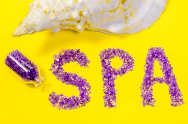 Word spa aroma deniz kozmetik tuz lavanta ayıklamak sarı arka plan düz koymak banyo doğal mineral tedavi görünümü yakın konsept ultra violer renk eğilim yıl mor