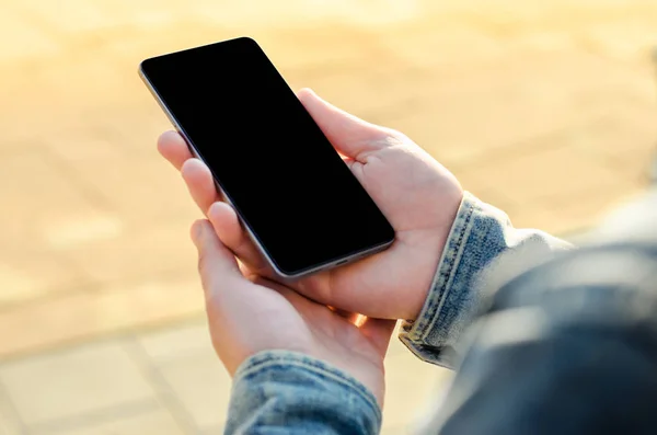 Close Hipster Hombre Negocios Utilizando Aplicación Teléfono Móvil Inteligente Aire — Foto de Stock