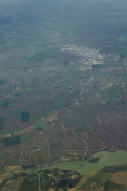 Zemin üzerinde uçan bir uçak hava ateş Nehri Dinyester Romanya