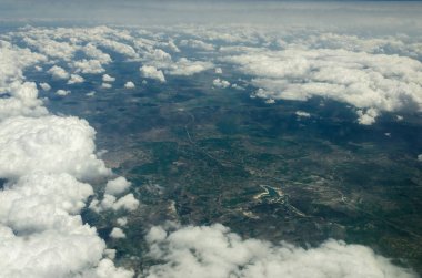 Türkiye'de kara dağların üzerinde uçan bir uçaktan havadan ateş