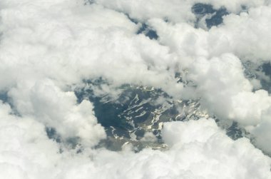 Türkiye'de kara dağların üzerinde uçan bir uçaktan havadan ateş