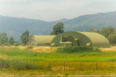 Havadan yere dağlarda Dalaman Havaalanı Türkiye Muğla üzerinde uçan bir uçak ateş