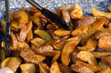 Baharat ile parçalara kesilmiş patates. Fırında patates. Patates köylüler tarafından.