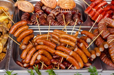 mantar ızgara şiş üzerinde büyük bir plaka üzerinde çeşitli sosis ızgara. Sokak Festivali gıda.