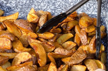 Baharat ile parçalara kesilmiş patates. Fırında patates. Patates köylüler tarafından.