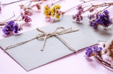 Dekoratif mektup zarfları mevcut Eko kağıt pembe arka plan iletisi gönderir. Düğün davetiye renk çiçekleri severim. Sevgililer günü anne gün tatil kavramı üst görünümünü düz yatıyordu görünüm