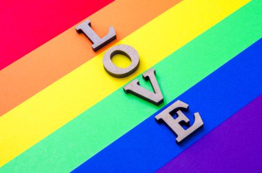 Lgbt hakları lezbiyen gey biseksüel transseksüel renkli renkli paprers kavramı üzerinde kelime Eşcinsel aşk. Gökkuşağı bayrağı sembolü.