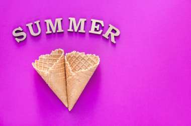 Dondurma koni boynuz. Düz yatıyordu üst görünümü. Aşk, Sevgililer günü kavramı. Yaz Partisi, doğum günü havai fişek Ultra Violet arka plan. Parlak tatlı renk. Trendystyle. 