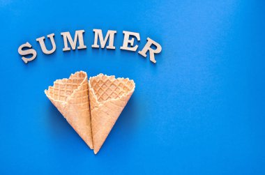 Dondurma koni boynuz. Düz yatıyordu üst görünümü. Aşk, Sevgililer günü kavramı. Yaz Partisi, doğum günü havai fişek Ultra Violet arka plan. Parlak tatlı renk. Trendystyle. 