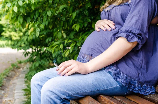 Zamknij Się Ciąży Kobieta Palenia Papierosów Odkryty Parku Charakter Tle — Zdjęcie stockowe